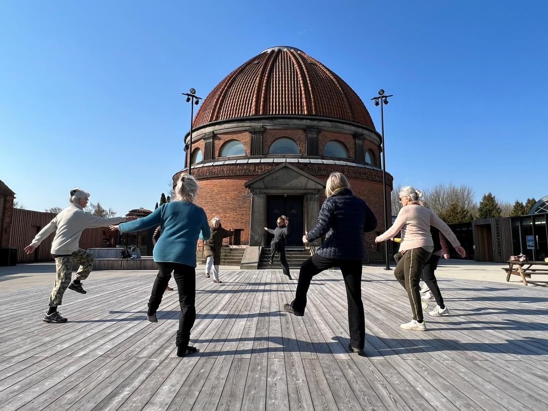 voksne der danser på udendørs platform i Dansekapellet