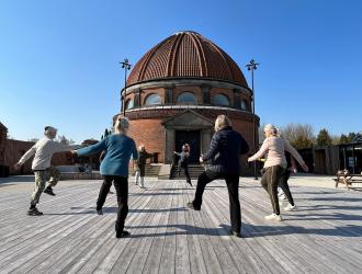 voksne der danser på udendørs platform i Dansekapellet